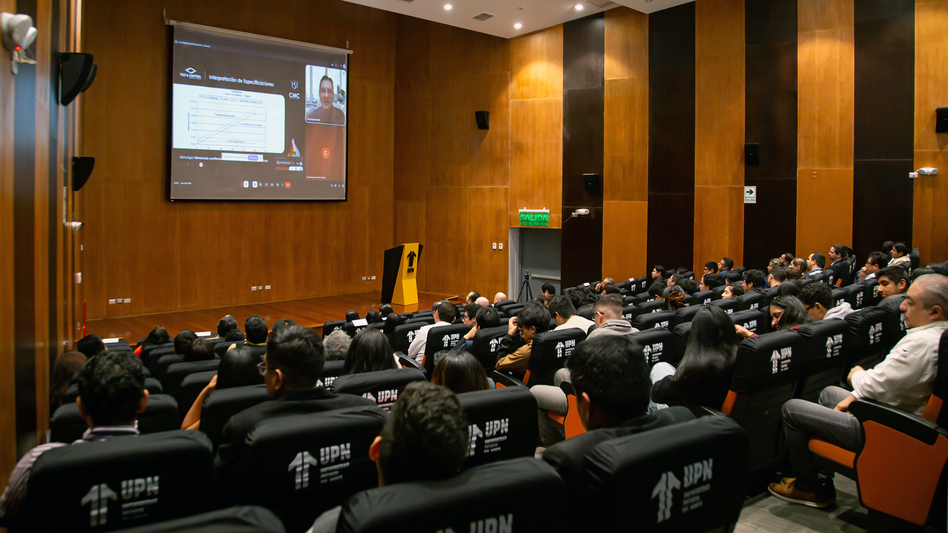 ponente en escenario